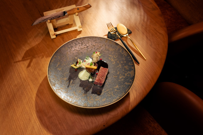 Tohru Nakamura's unverwechselbare Küche: Rehrücken Koji gebeizt mit Ragout Anchovis-Douglasie und Lauchherz. Fotocredit: Ramon Haindl