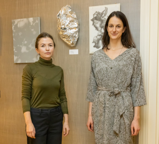 Zwei der drei Künstlerinnen: Xenia Fumbarev (li.) und Keiyona Stumpf im Mandarin Oriental, München. Fotocredit: Stefan Heigl