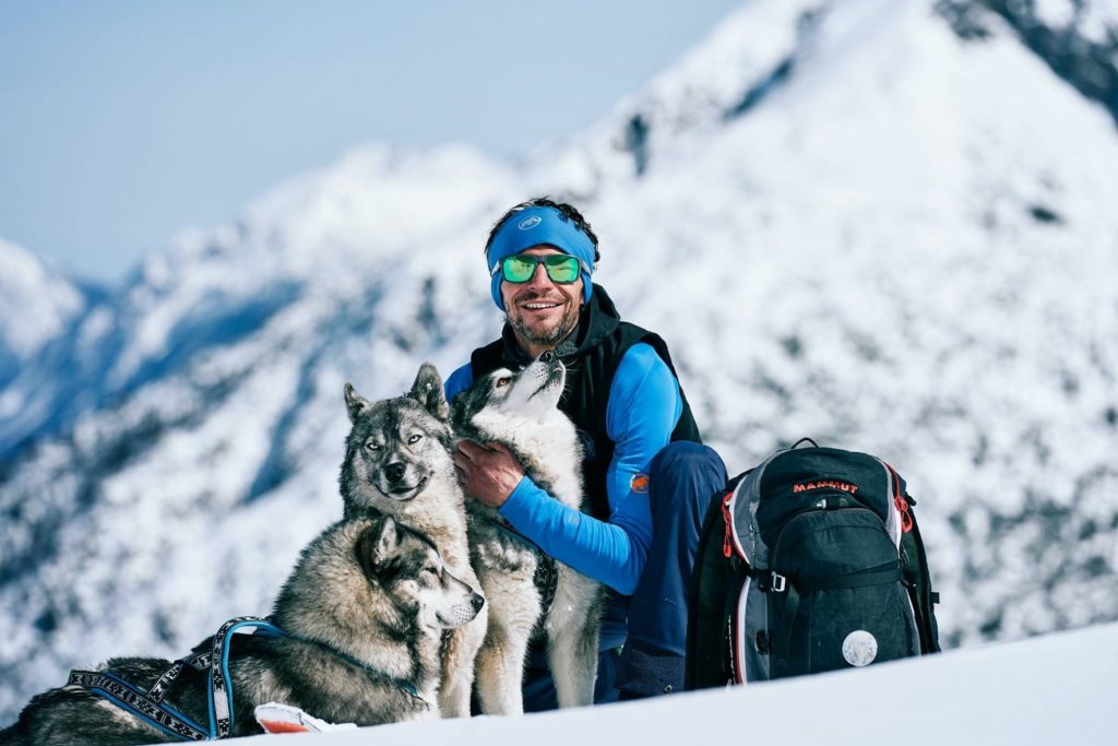 Hier ist Hubertus Lindner mit seinen Huskies Valluga, Yuta und Lilly. Er ist staatlich geprüfter Ski- und Bergführer und betreibt im Lechtaler Auszeitdorf Gramais/Tirol die Bergschule Lechtal. Fotocredit: Christian Penning