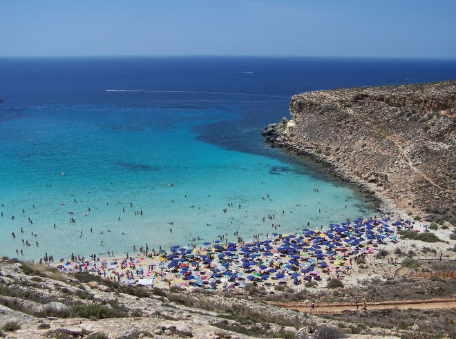 Italienurlaub am Strand - Kurz vor Lambedusa liegt auf einer kleinen Insel der Strand 'Spiaggia dei Conigli', welcher als der schönste Strand Italiens gilt. Fotocredit: Gandolfo Cannatella @ iStock by Getty Images 