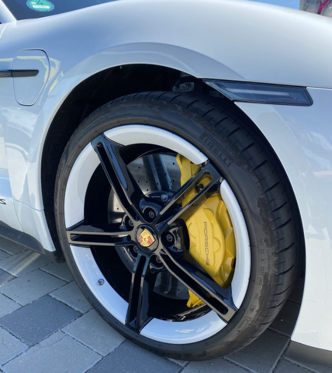 Bei großen Rädern können gelochte oder geschlitzte Bremsscheiben zum Einsatz kommen, während im Straßen-Sportwagen Carbon-Keramik-Bremsen die besten Bremseigenschaften haben.