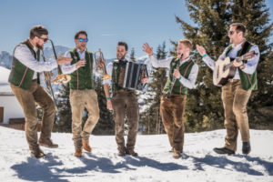 Woodstock der Blasmusik vor Kitzbüheler Alpenkulisse