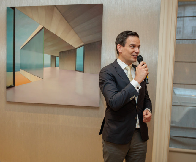 Gastgeber Dominik Reiner, Direktor des Mandarin Oriental, vor einem Bild aus der Ausstellung 'Tobias Stutz - Wohnwelten. Fotocredit: 