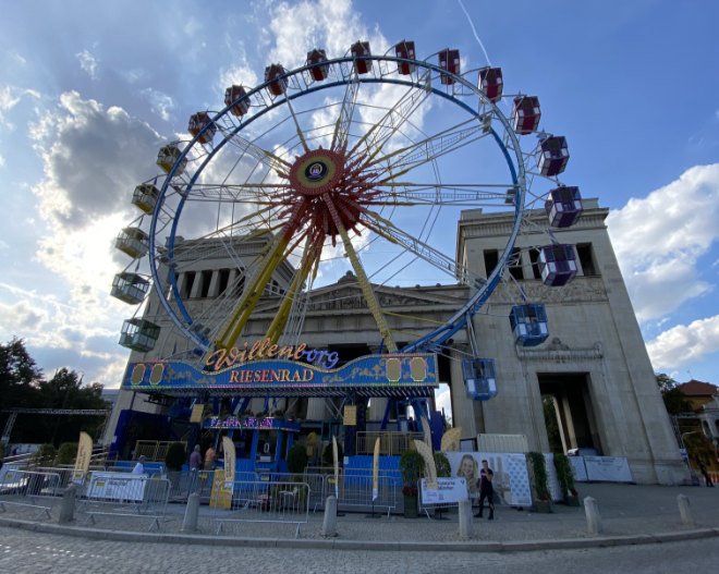 Zwei Jahre hintereinander fiel durch Corona das Oktoberfest aus und die Stadt München ermöglichte es den Schaustellern, u.a. am Königsplatz ihre Traditionsgeschäfte aufzubauen.