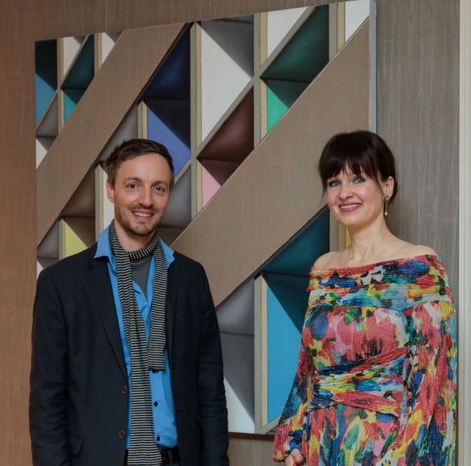 Vernissage im Mandarin Oriental München zur Ausstellung Wohnwelten. Künstler Tobias Stutz mit Kuratorin Dr. Sonja Lechner. Fotocredit: Stefan Heigl