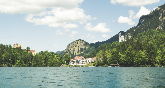 Wanderziele Bayern - Ab ins kühle Nass – im Alpsee bei Füssen im Allgäu planschte schon der bayerische König Ludwig II. als Kind. Heute führt ein Wanderweg um das Gebirgsgewässer, das zu den saubersten in ganz Deutschland zählt. Bildnachweis: Füssen Tourismus & Marketing/David Terrey