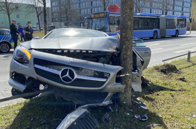 Manchmal weicht man intuitiv aus, um vielleicht keinen Hund zu überfahren. Die Schuldfrage bei einem Autounfall sollte nie unterschätzt werden.