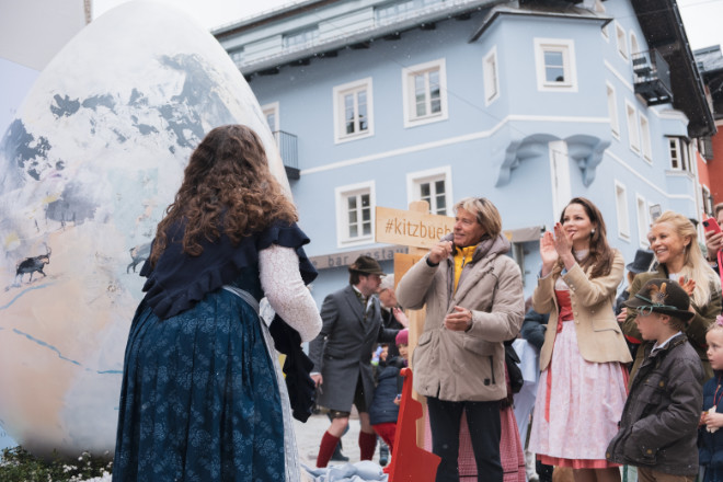 Enthüllung eines 2,20 Meter großen, kunstvoll bemalten Osterei, das Mary-Ann Grimmenstein mit ihrem Immobilien-Unternehmen „Upton“ für die gute Sache gestiftet hatte. 