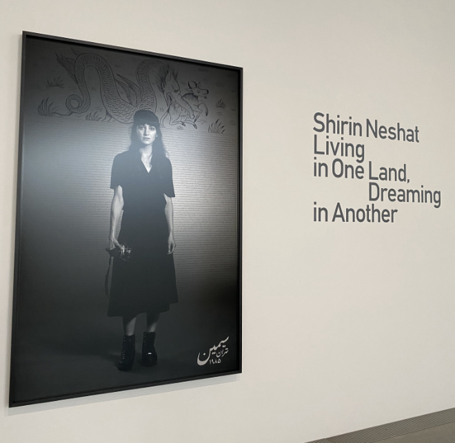 Die aktuelle Ausstellung der iranischen Künstlerin Shirin Neshat ist im ersten Stock der Pinakothek zu finden.