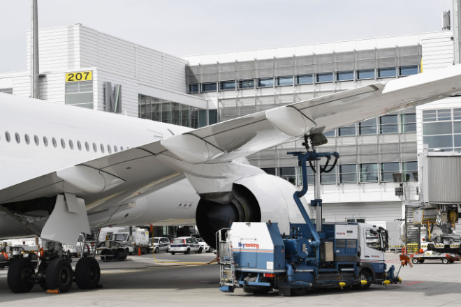 Konventionelles Kerosin wird bereits jetzt mit einer Beimischung von grünen Kraftstoffen am Flughafen München angeboten.