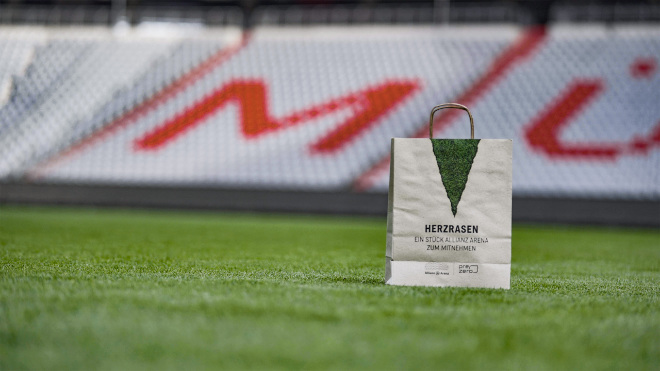 Mit Fanshoptüten aus dem Rasenschnitt vom Fußballrasen aus der Allianz Arena geht PreZero einen weiteren Schritt hin zu mehr Nachhaltigkeit in der Bundesliga.
