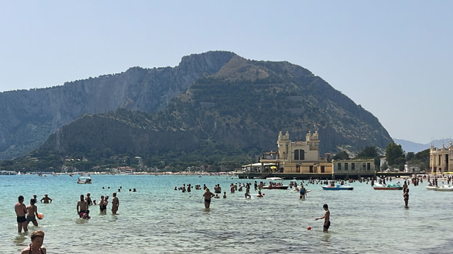 Sommer, Sonne, Meer. Strand von Palermon, Italien. Fotocredit: Jürgen Mayer