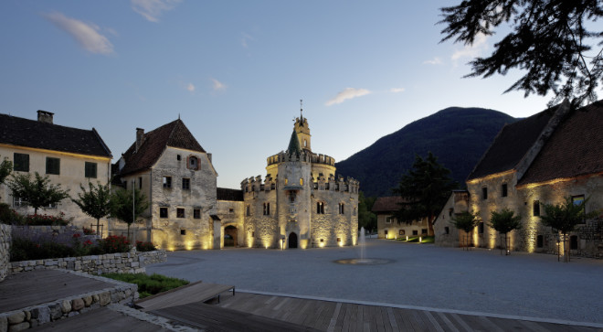 Eine der Spielstätten beim BrixenClassics Festival: Die Engelsburg vom Kloster Neustift als Kulisse ist einmalig. Ein Klavier-Duett wird in der Kloster-Bibliothek für ein einmaliges Klangerlebnis sorgen. Fotocredit: Bruno Klomfr