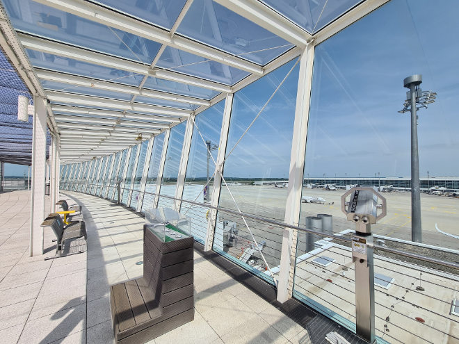 Die beliebte Aussichtsterrasse am Terminal2 ist seir Juni 2022 wieder geöffnet. Fotocredit: Henner Euting / Flughafen München