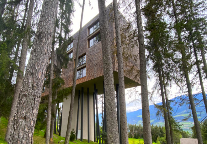 Durch eine außergewöhnliche Architektur steht ein Teil des Hotels in Brixen auf teilweise 34 Meter hohen Stelzen. 