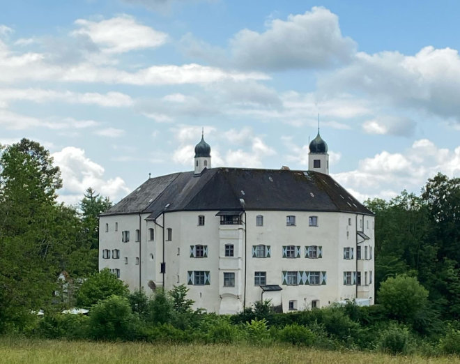 Schloss Amerang ist eines der ältesten, noch bewohnten Schlösser Bayerns. Seit 700 Jahren gehört es zum Familienbesitz der Veranstalter- und Schlossherren-Familie von Crailsheim.