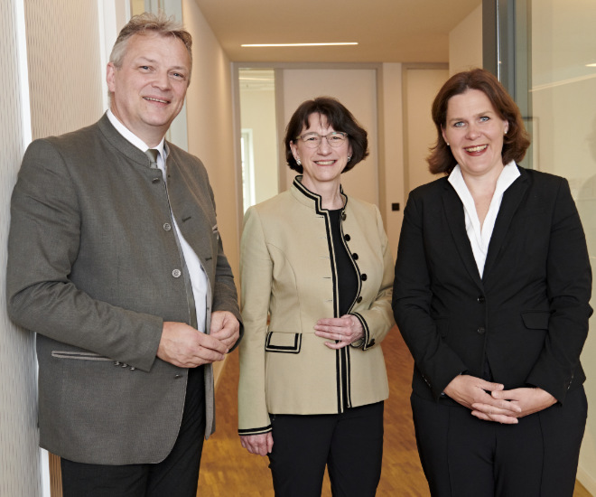 Meeting in der Münchner Innenstadt - Roland Weigert (Staatssekretär im Staatsministerium für Wirtschaft, Landesentwicklung und Energie) mit Michaela Pichlbauer (Vorständin der Günther Rid Stiftung für den bayerischen Einzelhandel) und Verena Dietl (3. Bürgermeisterin der Landeshauptstadt München). Fotocredit: Jan Schmiedel