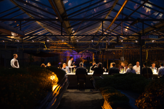 Besondere Location für das La Grande Dame Garden Gastronomy Dinner: Ein Garden Table mitten im Gewächshaus von Nakamura's Feldfrüchtelieferant