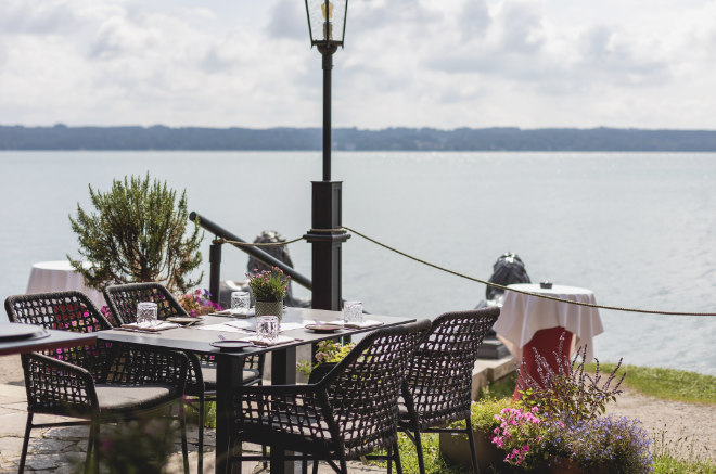 Terrasse am See. Wer ein Boot auf dem Starnberger See hat, kann sogar hier anlegen. Fotocredit: Midgardhaus