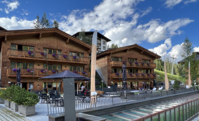 Im Hotel Aurelio steht das Restaurant nicht nur Hotel- und Chalet-Gästen offen. Die Terrasse gilt als eine der schönsten Terrassen von Lech.