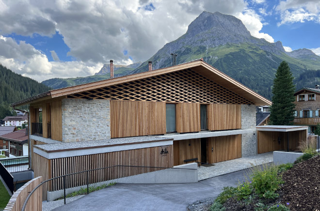 Chalet 'Arla' mit Blick zum Lecher Hausberg Omeshorn ist eine Querstraße vom Hotel 'Aurelio' entfernt. 