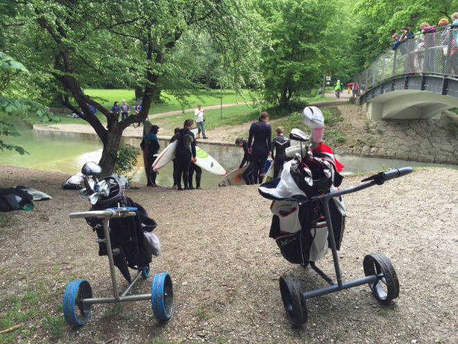 Die letzte Flosslände in München. Die Golfer müssen die Brücke passieren, um die nächsten Golflöcher zu spielen. Fotocredit: EM