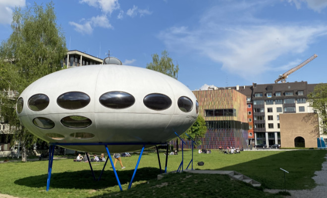 Im Kunstareal die Wiese zwischen Brandhorst-Museum und Pinakothek der Moderne. Fotocredit: EM