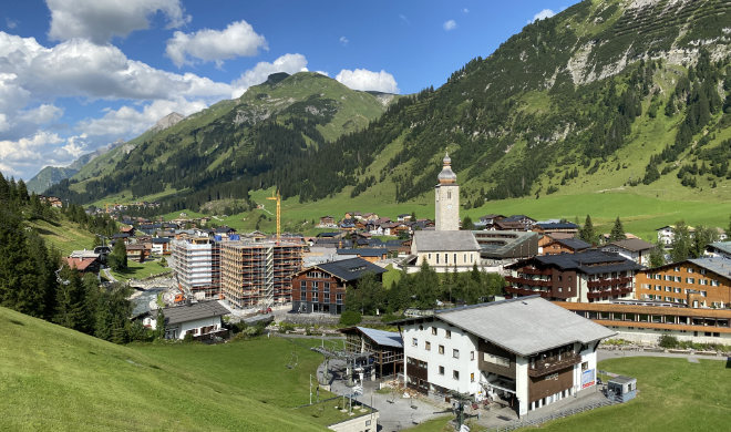 Der Blick vom Aurelio-Anwesen zum markanten Kirchturm von Lech. Gegenüber baut Rene Benko ein Luxuskaufhaus. Fotocredit: EM