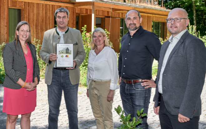 Prof. Dr. Natalie Essig (Prokuristin BiRN), Dr. Markus Söder (Bayer. Ministerpräsident), Dagmar Fritz-Kramer (Geschäftsführerin Baufritz), Stefan Schindele (Auditor BNK (QNG)), Ralph Dietlein (Geschäftsführer BiRN)