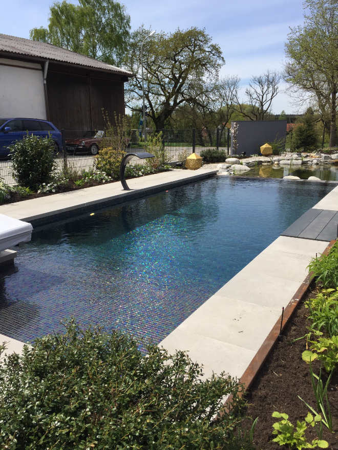 Auch ein neuer Trend: Den Swimming Pool mit einem angelegten Teich verbinden.