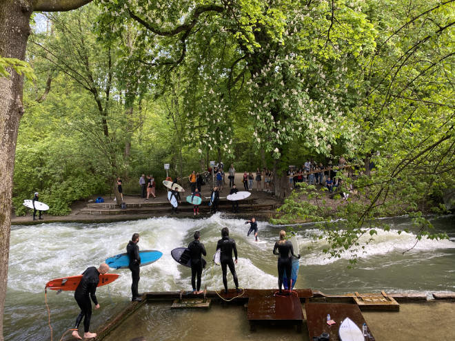 Die Münchner Eisbach-Surfer in der Prinzregentenstraße stehen mittlerweile in jedem Reiseführer! Fotocredit: EM