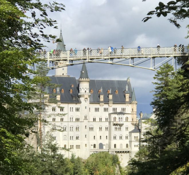 Von der Marienbrücke über der Pöllatschlucht aus kann man Schloss Neuschwanstein wunderbar anschauen