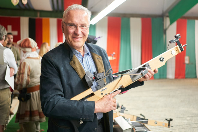 Der bayerische Innenminister Joachim Herrmann (kam mit seinem Sohn Lukas) zeigte sich ebenfalls begeistert: „Ich gehe gerne auf die Wiesn, ich schätze BMW sehr und ich mag das Armbrustschießen. Insofern passt es perfekt. Ein wunderbarer Abend.“ 