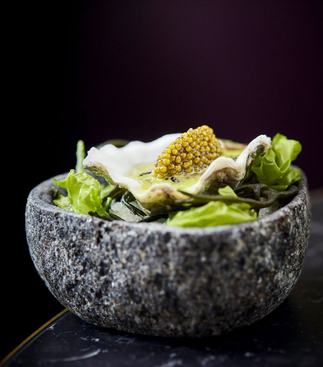 Gegrillte Gillardeau Auster, Algen, Caviar-medium im neuen Alois Dallmayr Fine Dining