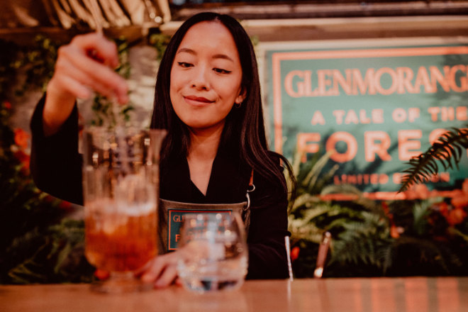 Nathalie Tran von der ory.bar aus dem Mandarin Oriental kreiert bis 19. November Signature Cocktails mit Glenmorangie A Tale of the Forest. Fotocredit: