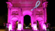 Münchner Siegestor leuchtete in Pink für die Früherkennung von Brustkrebs