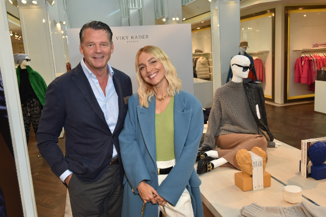 Viktoria (Viky) Rader mit Markus Höhn (Geschäftsführer Lodenfrey). Die Designerin trägt den Mantel, welchen es in dieser Farbe exklusiv bei Lodenfrey gibt. Foto: BrauerPhotos / G.Nitschke für Viky Rader/Lodenfrey