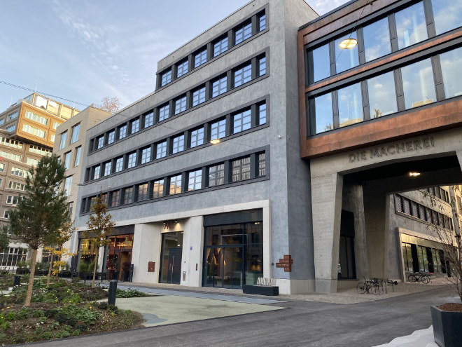 Das neue Büro- und Geschäftsquartier 'Die Macherei' trägt die Handschrift von drei verschiedenen, international tätigen Architekturbüros: HWKN Architecture (M3, M4, M5), holger meyer architektur (M1, M2) und OSA Ochs Schmidhuber Architekten (M6).