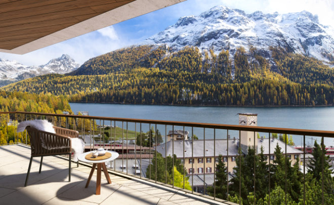 Blick vom Zimmerbalkon auf historisches Bahnhofsgebäude und St. Moritzersee. Fotocredit: Grace la Margna St. Moritz