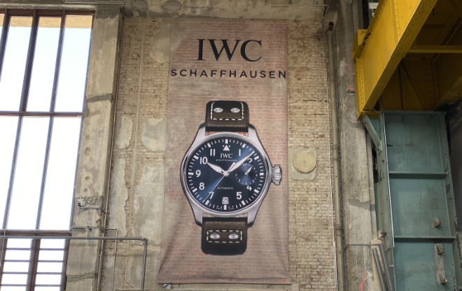 Ein Plakat wie ein Gemälde hängt bereits in der Motorworld München und zeigt die ikonische 'Big Bang' von IWC Schaffhausen