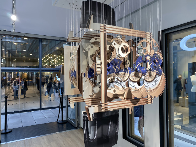 Uhrmacher Kunst - Der US-Künstler Michael Murphy hat für das Kunstwerk eine überdimensionale Reverso wie eine dreidimensionale Explosionszeichung in ihre Einzelteile zerlegt und so die Komplexität des Uhrwerks im Raum erlebbar macht.