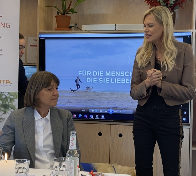 Nina Ruge stellt Tatjana Kreidler beim Charity-Lunch anlässlich der ersten Purina Academy in München im Outofoffice Glockenbachviertel vor