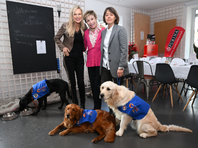 Therapiehund-Unterstützer: v.l.n.r.: Moderatorin Nina Ruge, TV-Ärztin Antje-Katrin Kühnemann mit VITA e.V. Assistenzhunde-Gründerin Tatjana Kreidler. Fotocredit: Hannes Magerstädt, GettyImages