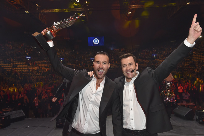 Designer Philipp Plein mit Motivationstrainer Jürgen Höller, welcher zwei Tage lang wieder seine PowerDays in der Olympiahalle München veranstaltete und den berühmten Münchner als Star-Gast auf die Bühne holte. Foto: BrauerPhotos / G. Nitschke