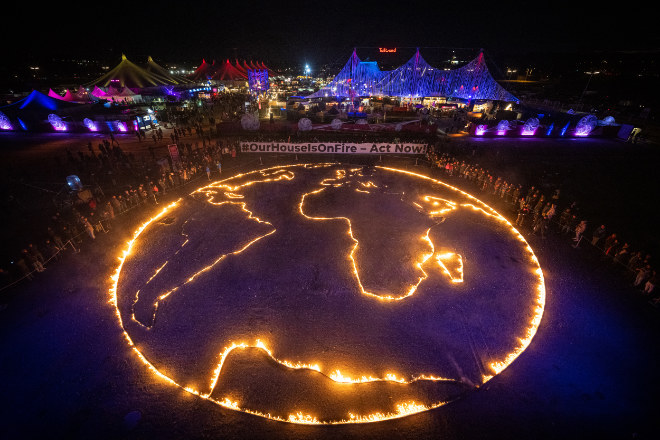 Die Erde brennt - spektakuläre Aktion auf dem Tollwood München! Fotocredit: Alexander Scharf