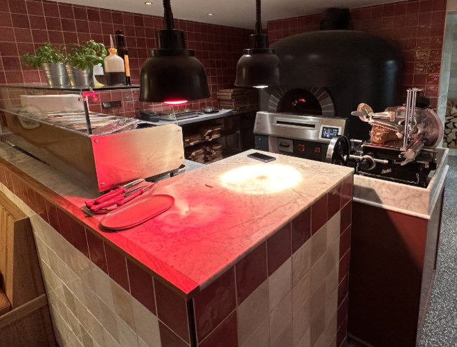 Das Herz der Küche: ein typisch italienischer Pizzaofen im Restaurant Gardone Tegernsee