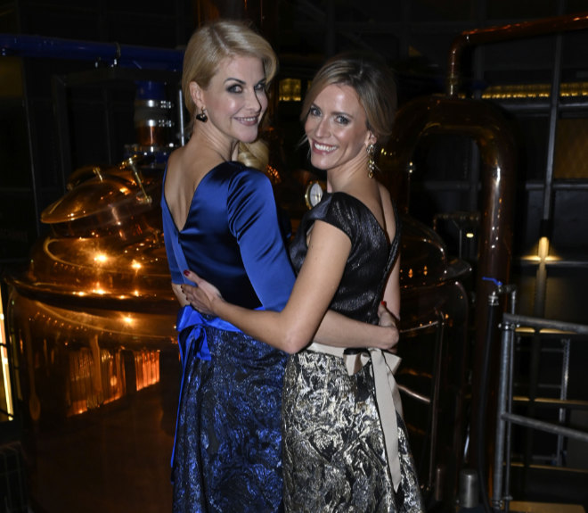 Unternehmerin Natascha Grün mit Moderatorin Sonja Weissensteiner beim 14. Schwarz-Weiss CSU Ball auf dem Nockherberg in München. Fotocredit: Petra Schönberger