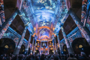 Multimediale Lichtshow in der Münchner Kirche St. Markus