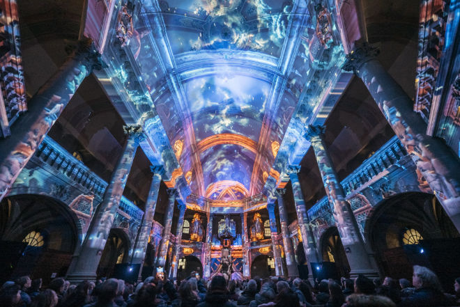 Für „Aurorium presents: Genesis“ verwandeln maßgeschneiderte 360°-Laserprojektionen die zentral gelegene Kirche St. Markus in der Münchener Maxvorstadt in einzigartige Leinwände