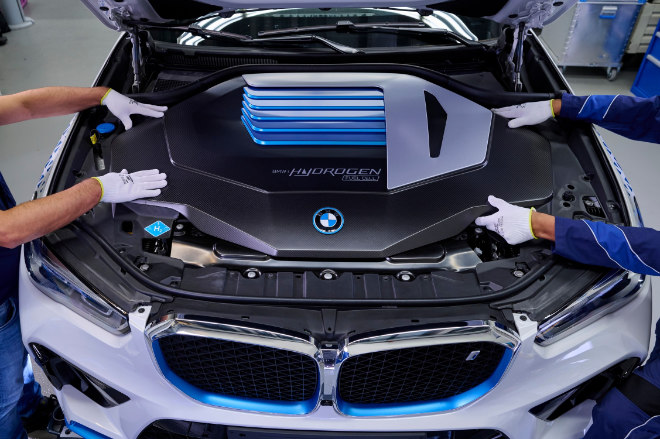Die Brennstoffzelle beim neuen BMW iX5 Hydrogen findet man direkt unter der Motohaube.